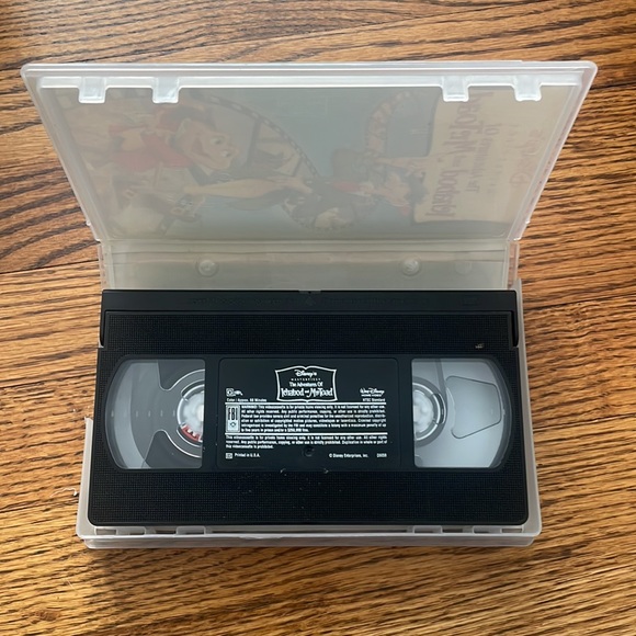 VHS Disney’s Masterpiece The Adventures of Ichabod and Mr. Toad 50th Anniversary - Picture 4 of 4